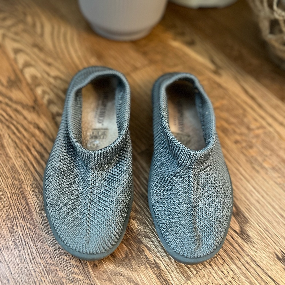 Arcopedico Size 37 / 5-5.5 Womens Grey Slip on